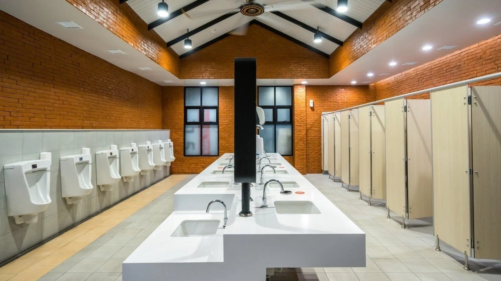 commercial restroom cleaning service